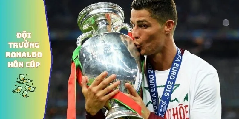 Các Giải Thưởng Mà Cristiano Ronaldo Giành Được Hot Nhất 4 Đội trưởng Ronaldo hôn lên cúp Euro